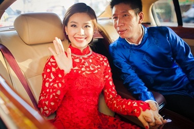 Chú rể Việt kiều đón á hậu Diễm Trang bằng siêu xe trong lễ ăn hỏi