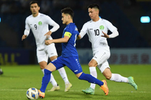 Chủ nhà U23 Uzbekistan may mắn có chiến thắng trong ngày khai mạc