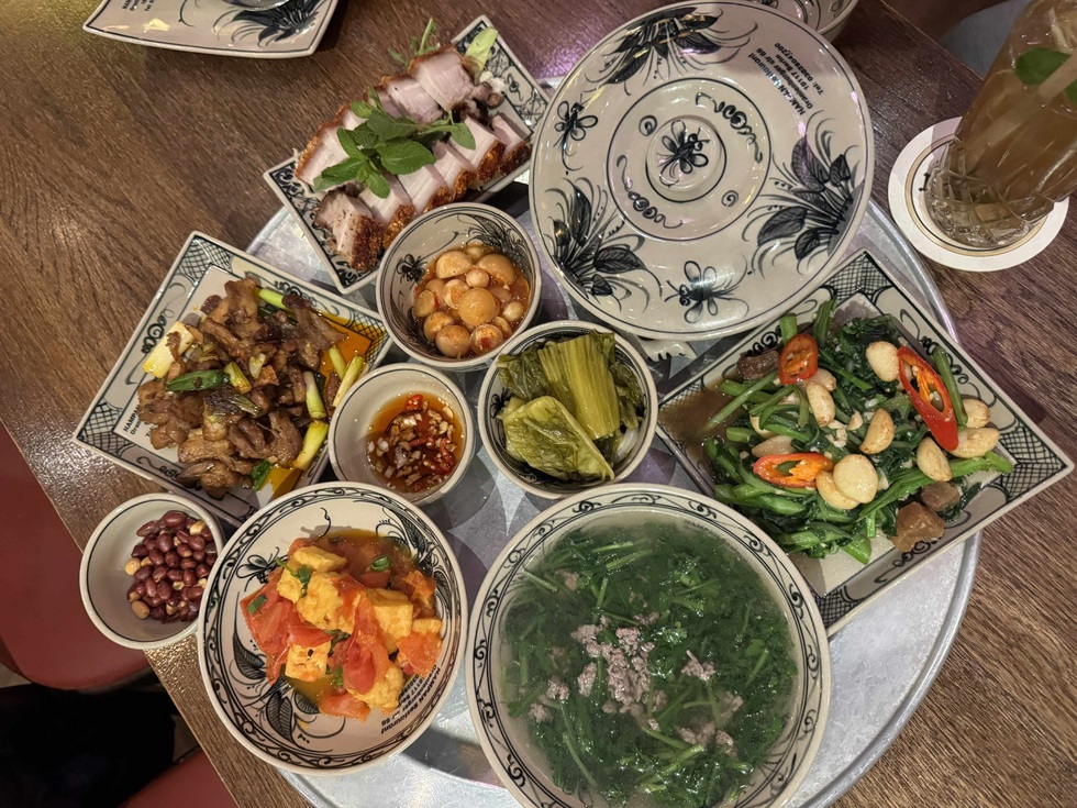 Un repas vietnamien à 1,3 million de VND, composé de soupe de crabe et d'aubergines, redonne vie à un restaurant en Allemagne - 2 Mâm cơm Việt 1,3 triệu với canh cua, cà pháo vực dậy một nhà hàng ở Đức - 2