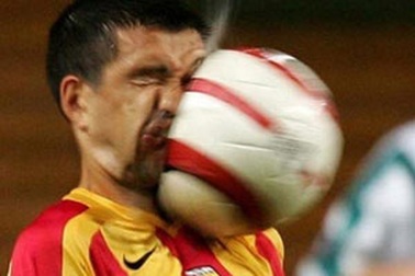 Những pha làm bàn hài hước nhất trong lịch sử