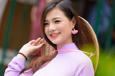 Thiếu nữ Hà Nội thướt tha áo dài dạo phố Sài Gòn