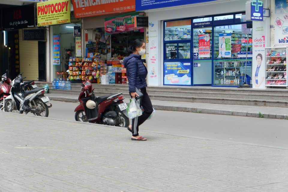 Nhịp sống trở lại trên bán đảo Linh Đàm một ngày sau lệnh khử trùng - 5
