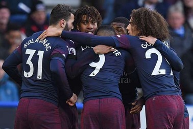 Huddersfield 1-2 Arsenal: "Pháo thủ" áp sát tốp 4