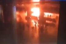 Khoảnh khắc kẻ tấn công kích hoạt thiết bị nổ tại sân bay ở Thổ Nhĩ Kỳ