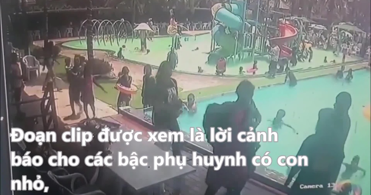 Video: Clip bé trai 4 tuổi đuối nước giữa bể bơi đông người gây sốc cộng đồng mạng | Báo Dân trí