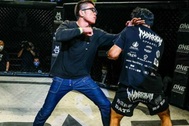 Kiêu ngạo trước chiến thắng, võ sĩ bị bình luận viên đấm luôn tại sàn đấu