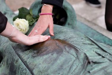 Phần nhạy cảm nhất của bức tượng bị “sàm sỡ” nhiều nhất nước Pháp