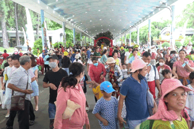 Hàng nghìn người dân TPHCM đưa con dự lễ hội trái cây dịp Quốc tế Thiếu nhi