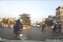 Pha tạt đầu ô tô gây nhiều tranh cãi của nữ "ninja" đi xe máy