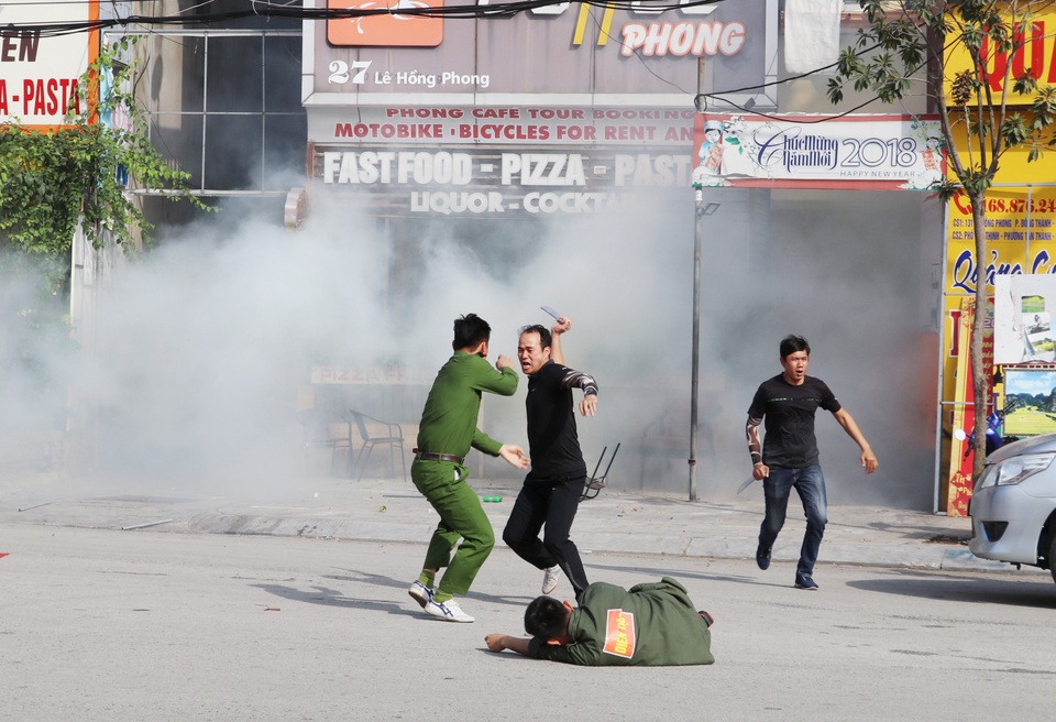 Công an nổ súng bắt giữ nhóm côn đồ đòi nợ trong tình huống giả định - 3 Công an nổ súng bắt giữ nhóm côn đồ đòi nợ trong tình huống giả định - 3