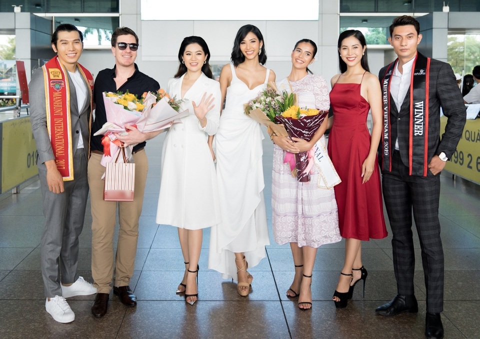 Hoàng Thuỳ tự may khẩu trang tặng Hoa hậu Siêu quốc gia đến Việt Nam - 1 Hoàng Thuỳ tự may khẩu trang tặng Hoa hậu Siêu quốc gia đến Việt Nam - 1