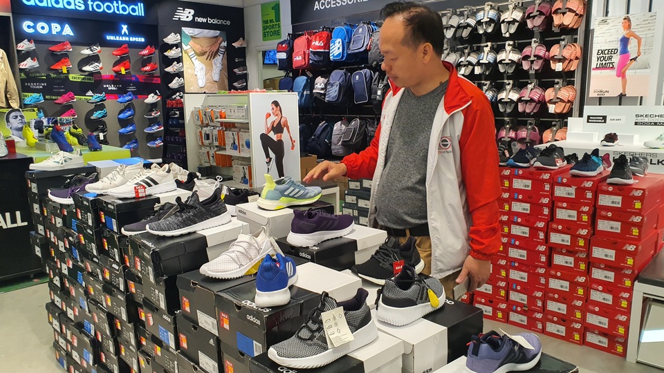 Giày Nike, Adidas giảm giá 80%, dân tình vẫn lắc đầu “nguây nguẩy” - 1 Giày Nike, Adidas giảm giá 80%, dân tình vẫn lắc đầu “nguây nguẩy” - 1