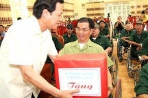 Tặng 2 mức quà Tết Nguyên đán Kỷ Hợi tới người có công với cách mạng