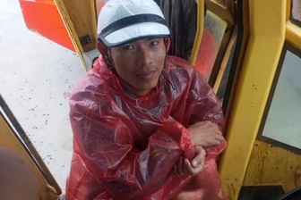 14 công nhân bị cô lập trong lũ cầu cứu khi không còn gì để ăn