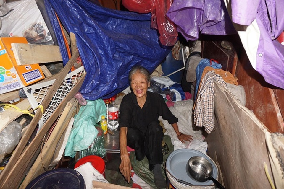 Hà Nội: Khu trọ nghèo căng bạt, nhét túi nilong tránh rét - 5 Hà Nội: Khu trọ nghèo căng bạt, nhét túi nilong tránh rét - 5