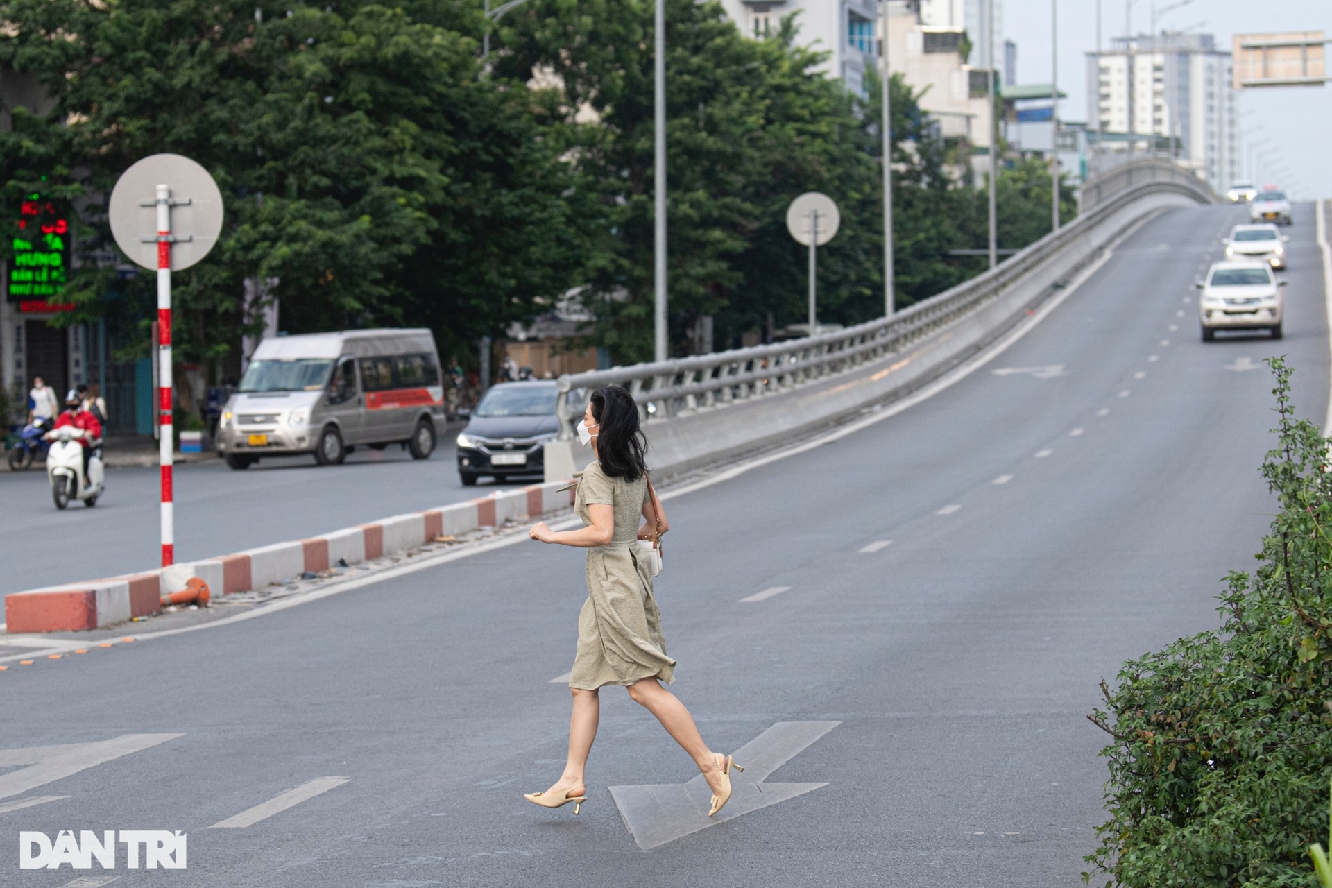 Người đi bộ đánh cược tính mạng, vượt dải phân cách băng ngang đường - 8 Người đi bộ đánh cược tính mạng, vượt dải phân cách băng ngang đường - 8