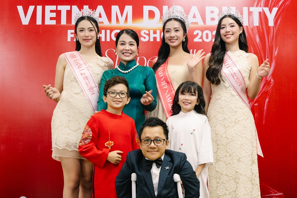តារាម៉ូដែលពិការចំនួន ៥០ រូបទាក់ទាញការចាប់អារម្មណ៍ក្នុងកម្មវិធីបង្ហាញម៉ូដ - ១ 50 người mẫu khuyết tật gây chú ý khi trình diễn thời trang - 1