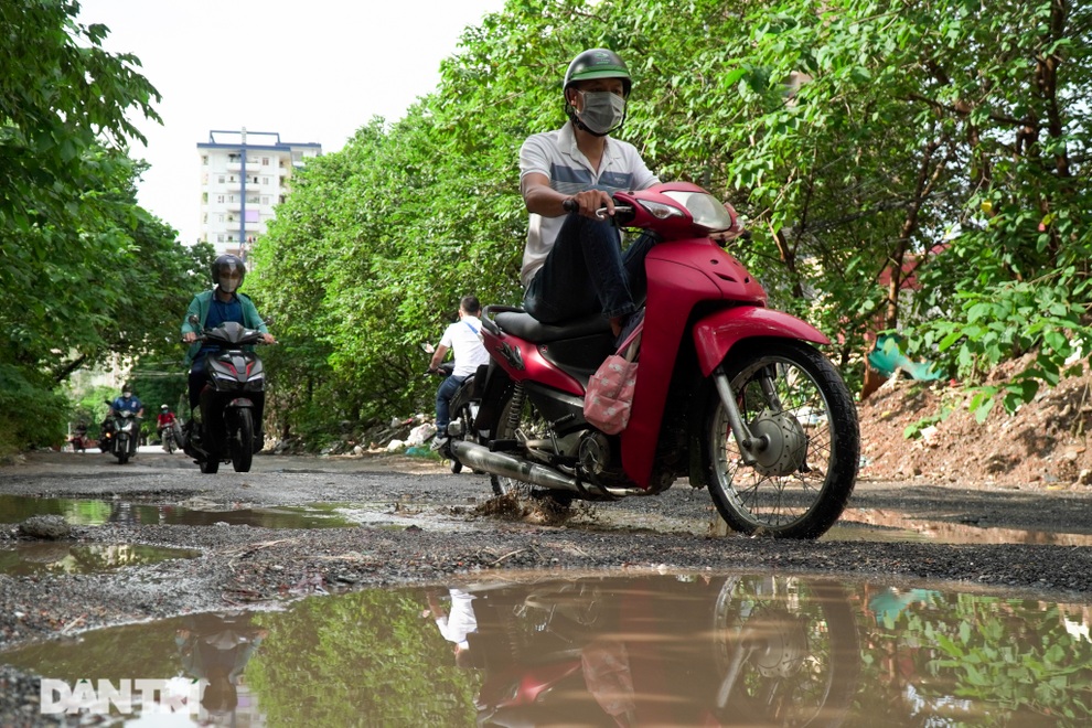 Người dân offroad trên con đường nghìn ổ gà giữa trung tâm Hà Nội - 5 Người dân offroad trên con đường nghìn ổ gà giữa trung tâm Hà Nội - 5