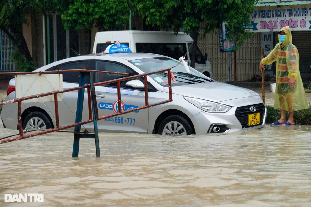 Nước lũ bủa vây nhiều khu dân cư, quốc lộ 1A ngập sâu - 9 Nước lũ bủa vây nhiều khu dân cư, quốc lộ 1A ngập sâu - 9