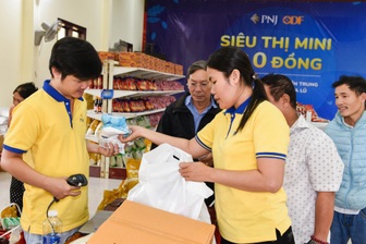 PNJ kích hoạt “Siêu thị mini 0 đồng” tại miền Trung, hỗ trợ người dân vùng lũ