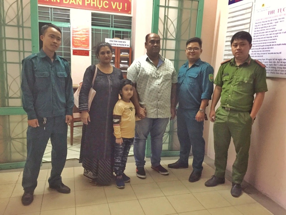 Công an Đà Nẵng giúp cháu bé Ấn Độ đi lạc tìm người thân - 1 Công an Đà Nẵng giúp cháu bé Ấn Độ đi lạc tìm người thân - 1