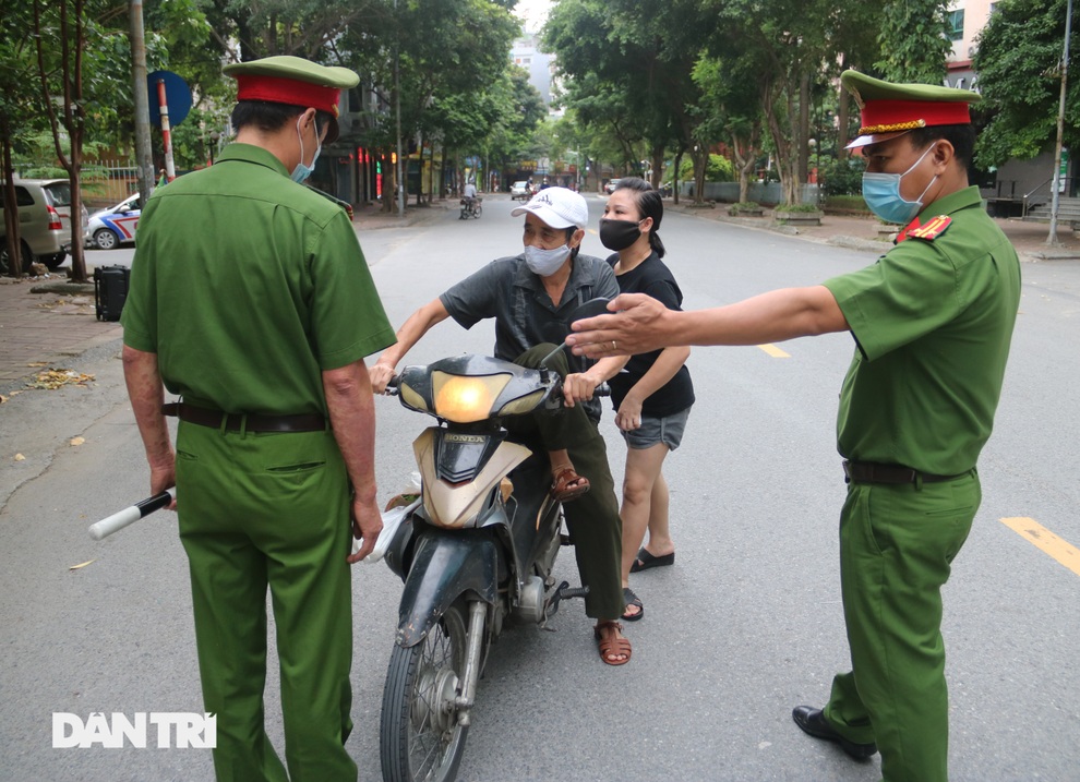 Theo chân công an Hà Nội xử lý người ra đường không lý do chính đáng - 3 Theo chân công an Hà Nội xử lý người ra đường không lý do chính đáng - 3
