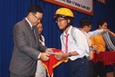 Công ty 4 Oranges trao 300 suất học bổng khuyến học