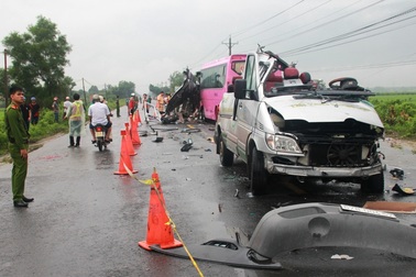 6 người chết, 8 người nhập viện trong vụ tai nạn xe khách