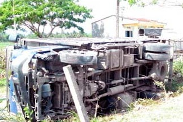 Bị xe tải kéo lê, một phụ nữ tử vong