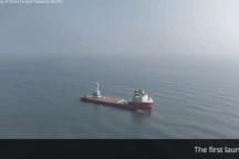 Trung Quốc lần đầu tiên phóng tên lửa từ tàu biển