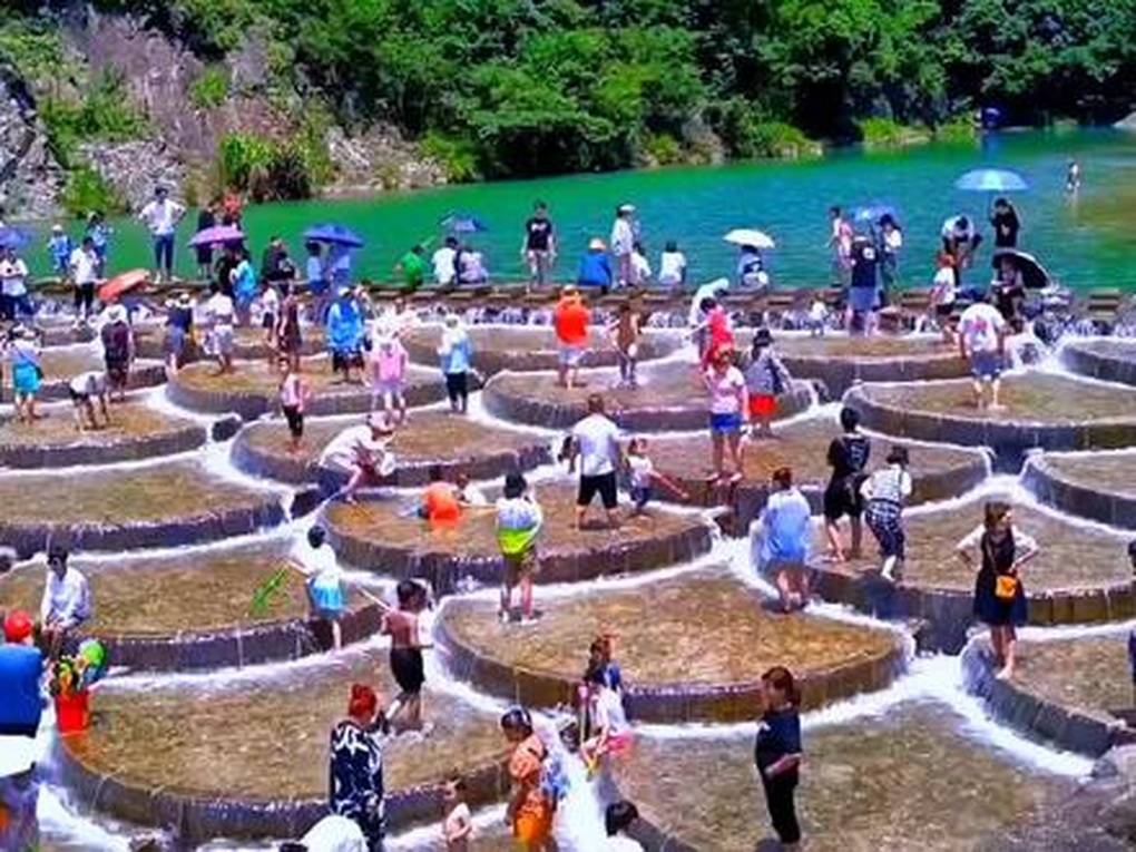 Khoảnh khắc kinh hoàng khi 11 khách Trung Quốc bất ngờ bị nước cuốn trôi - 2 Khoảnh khắc kinh hoàng khi 11 khách Trung Quốc bất ngờ bị nước cuốn trôi - 2