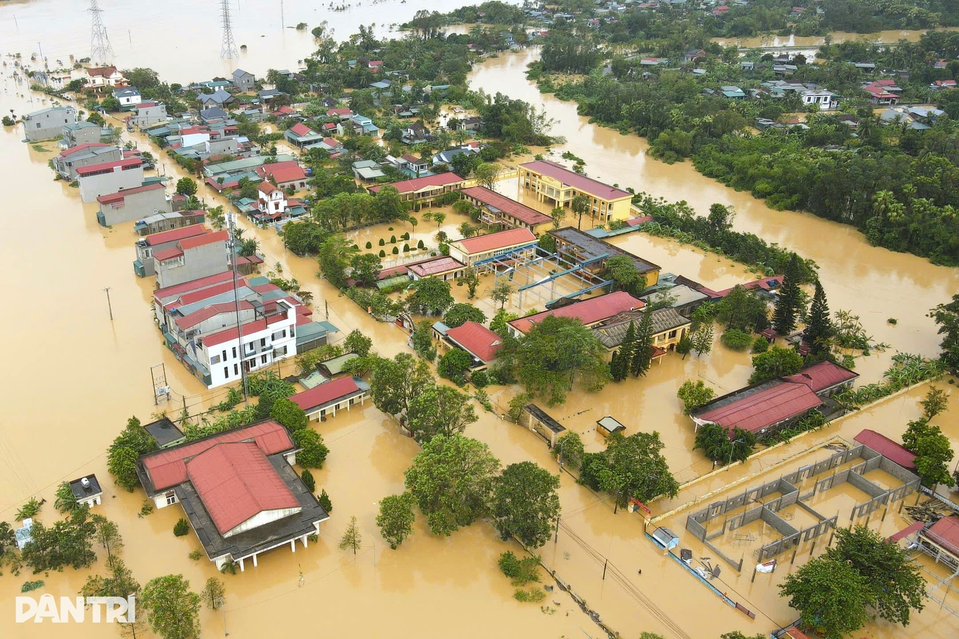 Lũ dâng nhanh, vợ chồng bất lực nhìn tài sản chìm trong biển nước - 11 Lũ dâng nhanh, vợ chồng bất lực nhìn tài sản chìm trong biển nước - 11