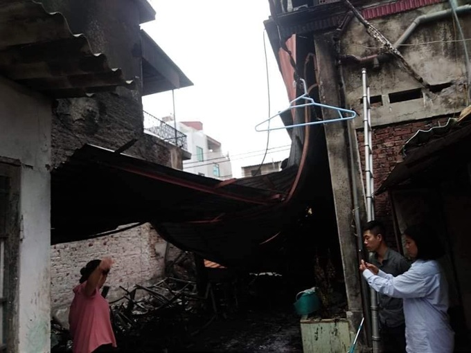 Hà Nội: Thiếu nữ tử vong ngày mồng 1 Tết sau khi có vật lạ tẩm xăng ném vào nhà - Ảnh 3. Hà Nội: Thiếu nữ tử vong ngày mồng 1 Tết sau khi có vật lạ tẩm xăng ném vào nhà - Ảnh 3.