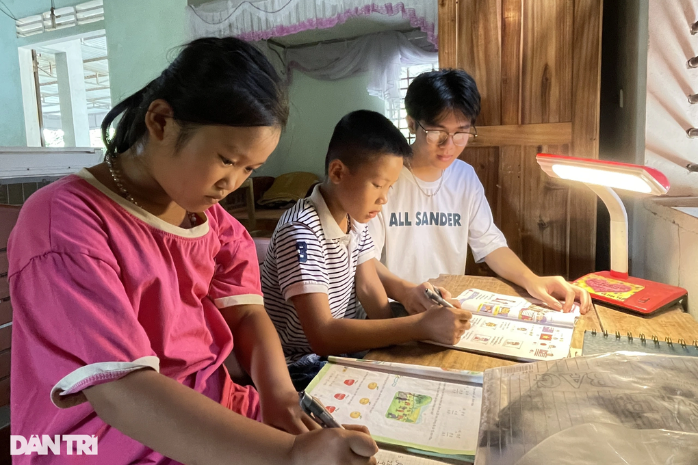 Đã được tuyển thẳng, nam sinh người thiểu số vẫn thi đạt điểm cao nhất tỉnh - 2 Đã được tuyển thẳng, nam sinh người thiểu số vẫn thi đạt điểm cao nhất tỉnh - 2