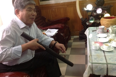 Đại gia hút thuốc lào, cưỡi Rolls-Royce giàu cỡ nào?