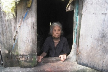 Cụ bà 95 tuổi sống đơn độc trên thuyền, lo chết không có chỗ chôn