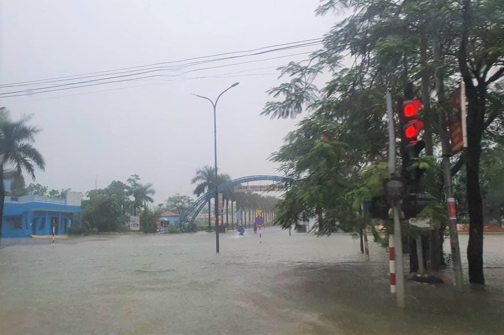 Cứu hơn 100 người thoát khỏi khu vực bị nước lũ cô lập - 3 Cứu hơn 100 người thoát khỏi khu vực bị nước lũ cô lập - 3