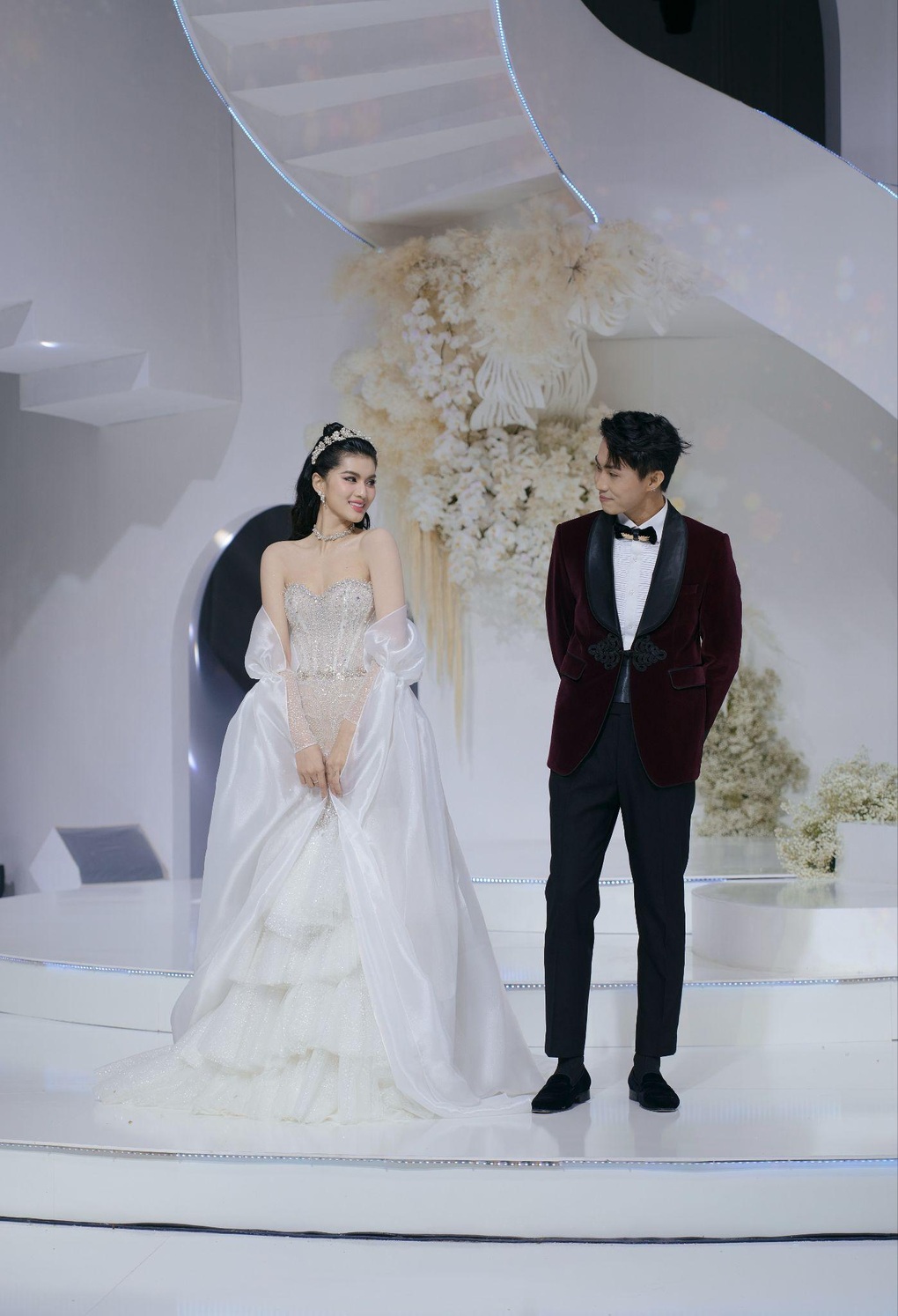 Á hậu Hương Ly mặc váy cô dâu, tổ chức đám cưới trên sàn diễn thời trang - 7 Á hậu Hương Ly mặc váy cô dâu, tổ chức đám cưới trên sàn diễn thời trang - 7