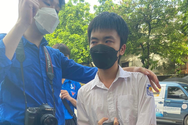 Nam sinh Hà Nội đói xỉu muộn thi 30 phút kể về chặng đường đi thi