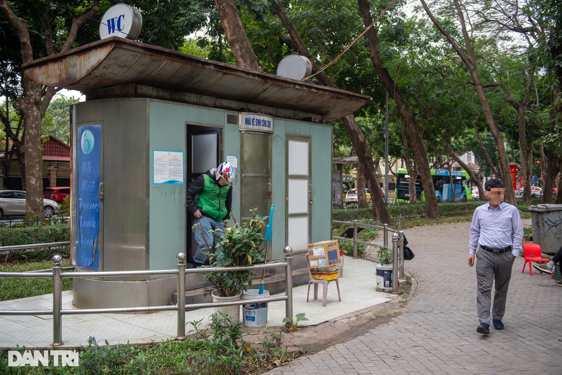 Cảnh nhếch nhác của hàng loạt nhà vệ sinh công cộng tại Hà Nội - 1 Cảnh nhếch nhác của hàng loạt nhà vệ sinh công cộng tại Hà Nội - 1