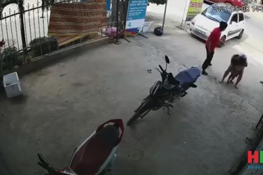 Người lớn bất cẩn, bé trai lên ghế lái ô tô gây náo loạn