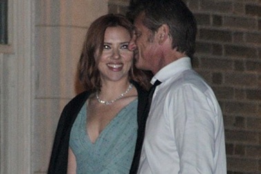 Scarlett Johansson - Sean Penn bị bắt gặp nắm tay