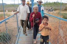 “Làng Dân trí” hạnh phúc qua cầu Khuyến học & Dân trí đi chơi Tết