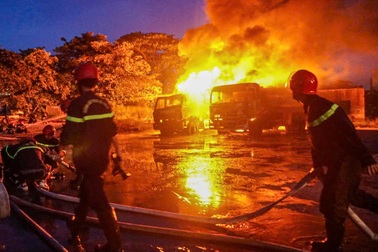 Cháy lớn gần cây xăng, lửa bao trùm 2 xe bồn