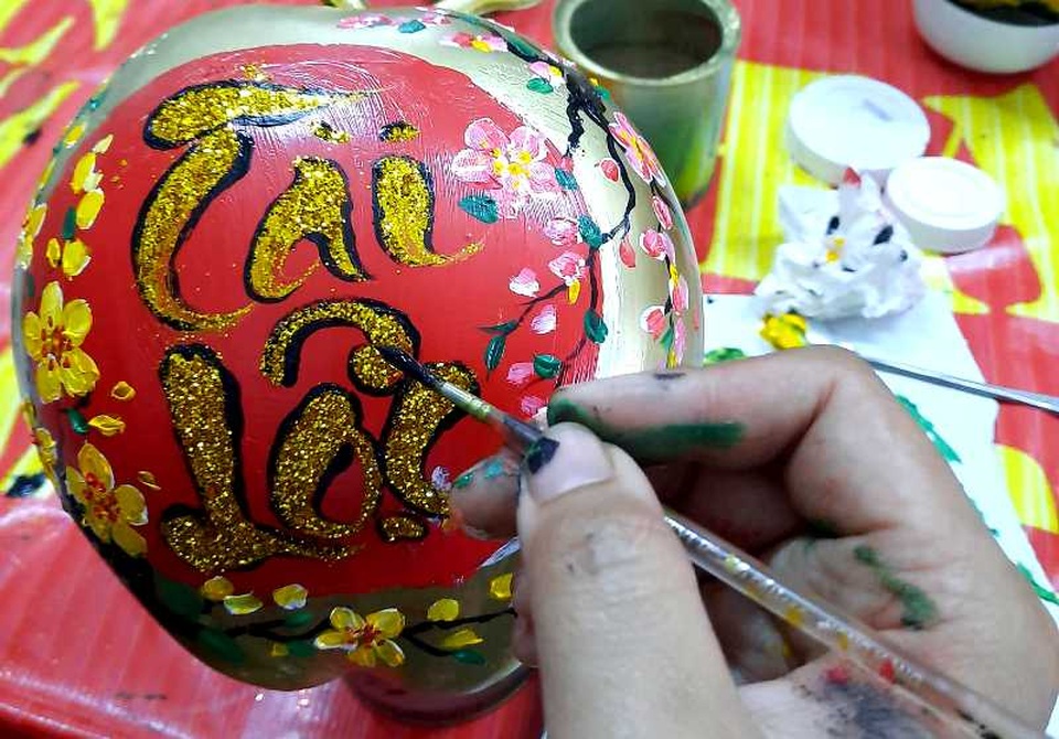 Thầy giáo 8X “gây sốt” bằng vẽ thư pháp trên mâm ngũ quả ngày Tết - 3 Thầy giáo 8X “gây sốt” bằng vẽ thư pháp trên mâm ngũ quả ngày Tết - 3