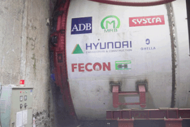 Khoảnh khắc robot đào hầm metro Nhổn - Ga Hà Nội xuyên vào lòng đất