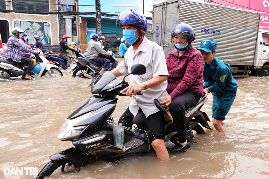 Người dân Cần Thơ vật lộn với đợt triều cường, nước tràn vào bệnh viện - 12 Người dân Cần Thơ vật lộn với đợt triều cường, nước tràn vào bệnh viện - 12