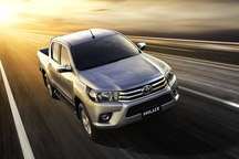 Toyota Hilux mới không còn bản 2.8L, giá từ 631 triệu đồng