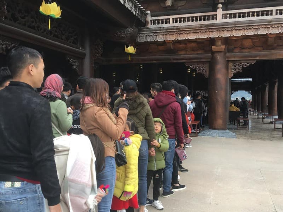 Biển người nườm nượp đổ về ngôi chùa lớn nhất thế giới ở Hà Nam - 6 Biển người nườm nượp đổ về ngôi chùa lớn nhất thế giới ở Hà Nam - 6