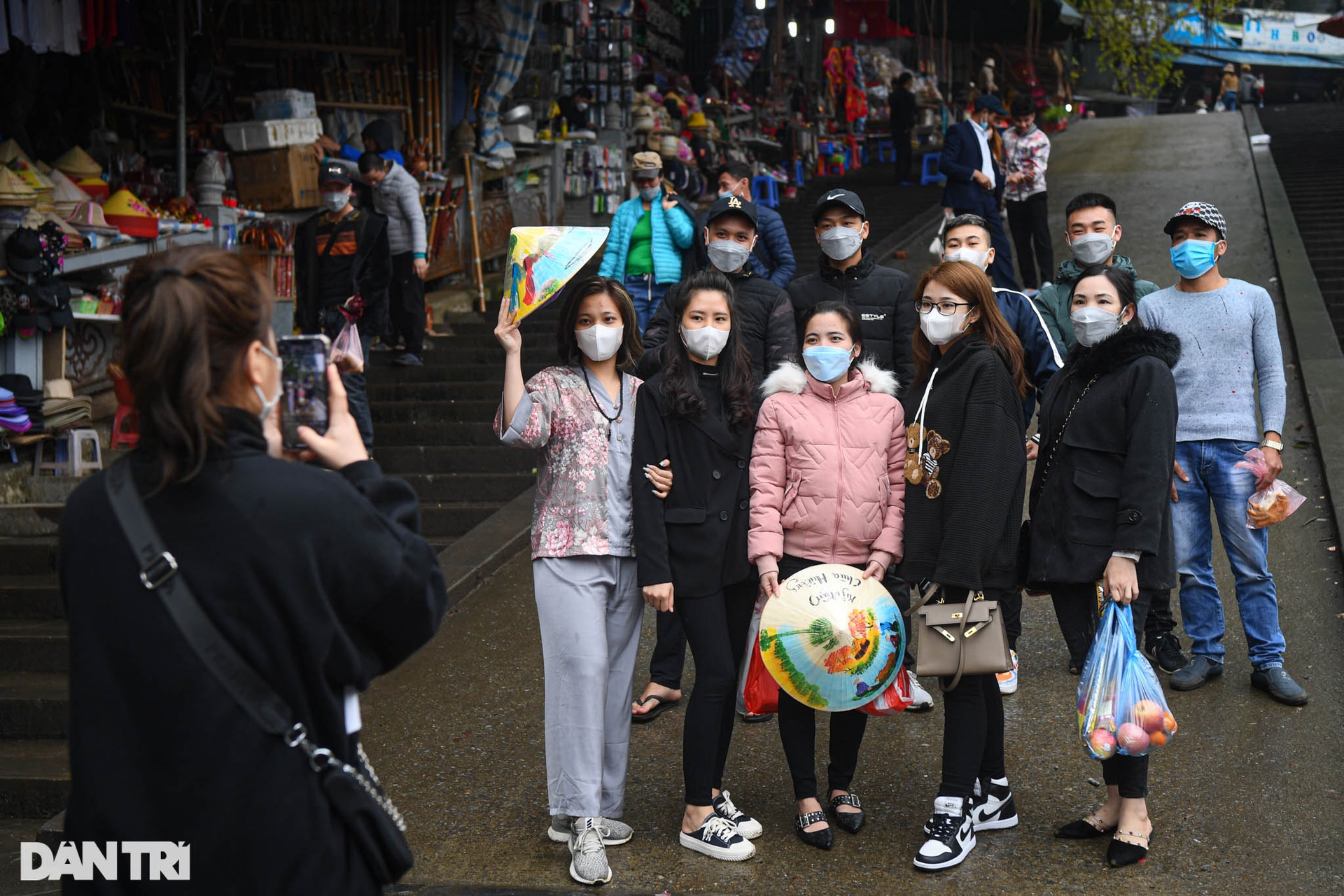 Hàng nghìn du khách trẩy hội chùa Hương trong ngày mở cửa thí điểm - 13 Hàng nghìn du khách trẩy hội chùa Hương trong ngày mở cửa thí điểm - 13